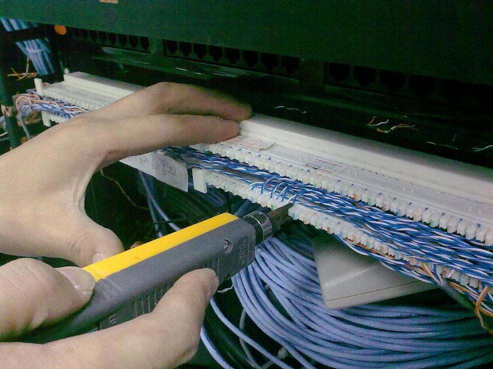 工廠強(qiáng)電和弱電布線價(jià)格是多少錢一平方米？